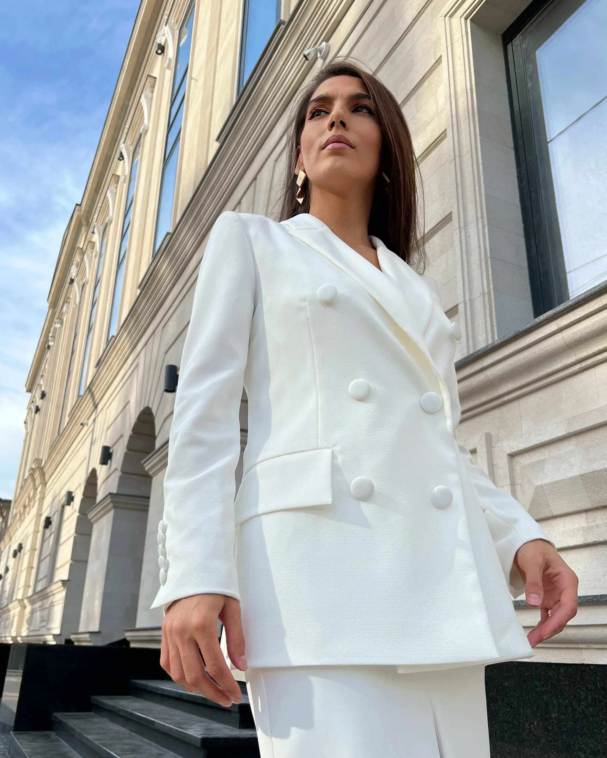Sacou alb de costum elegant  cu două rânduri de nasturi