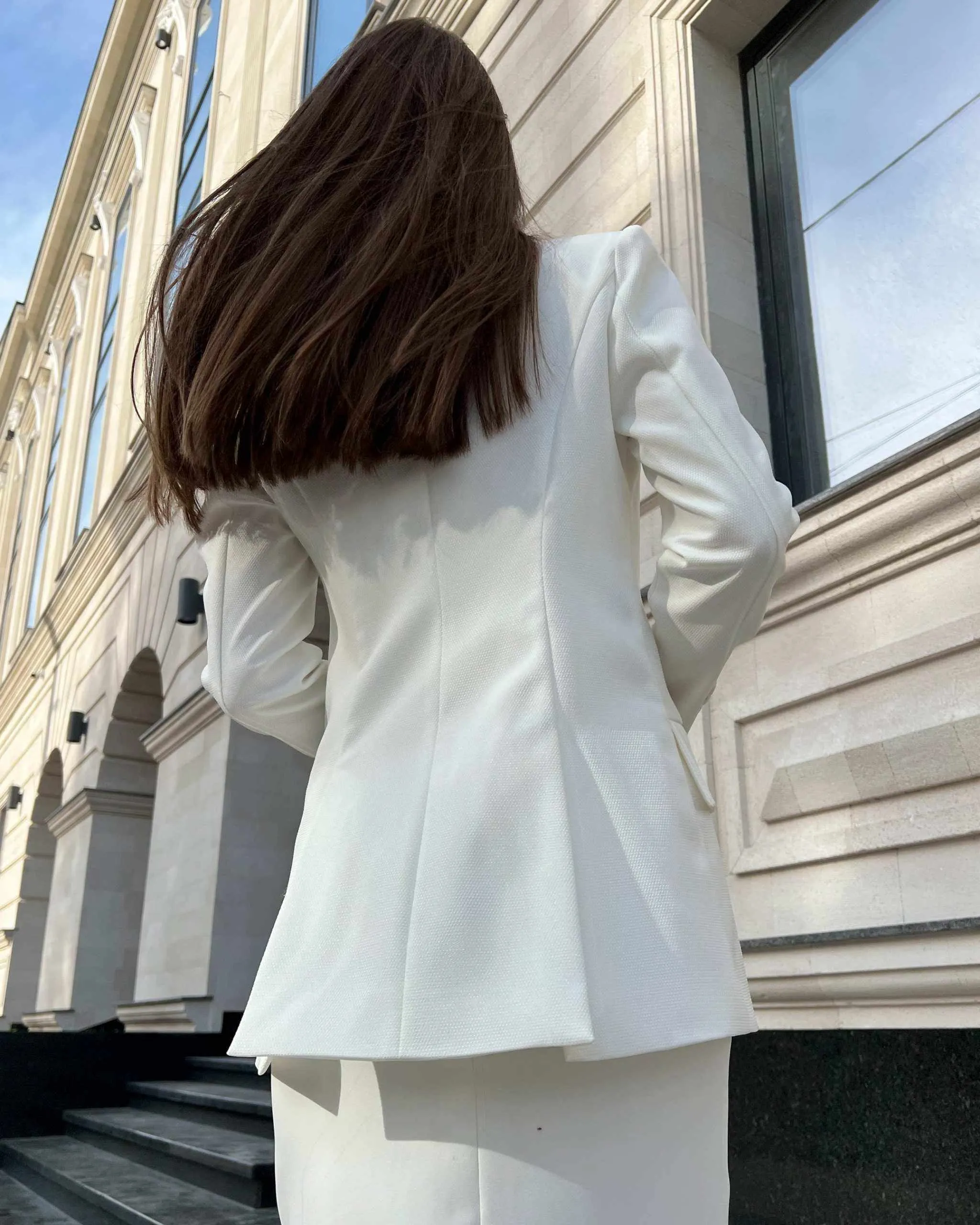 Sacou alb de costum elegant  cu două rânduri de nasturi